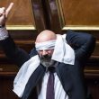 I parlamentari del Movimento 5 stelle bendati in Aula