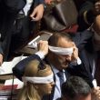 I parlamentari del Movimento 5 stelle bendati in Aula