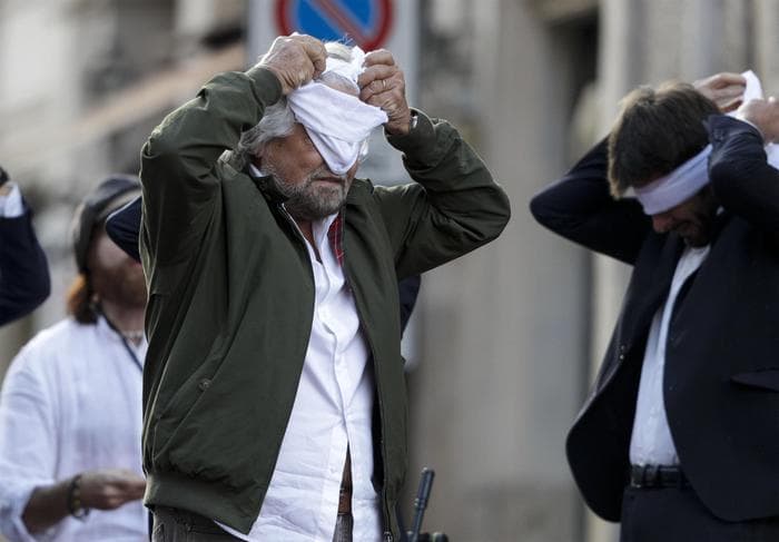 beppe-grillo-bendato-ansa