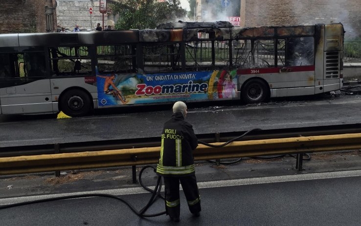 roma-bus-fiamme-termini