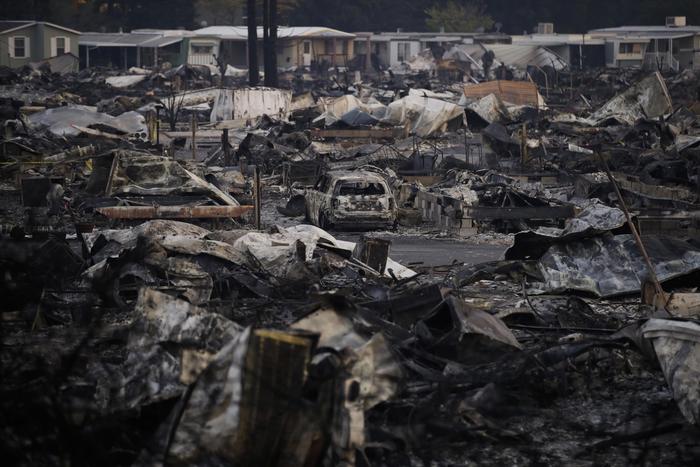 Incendi in California, 35 morti. Allarme smog a San Francisco: si esce solo con la mascherina
