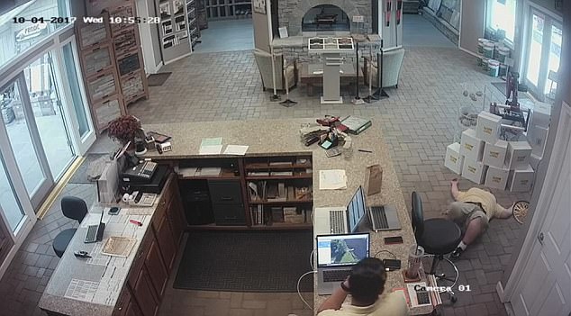 commessa_cade_terra_negozio_usa