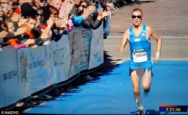 corridore-genitali-fuori