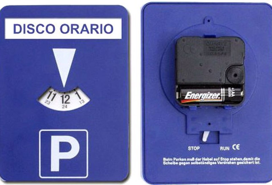 Vigevano, disco orario con sveglia: si aggiorna da solo. Denunciato per truffa