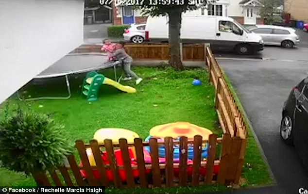 bambina-salta-ciambelle