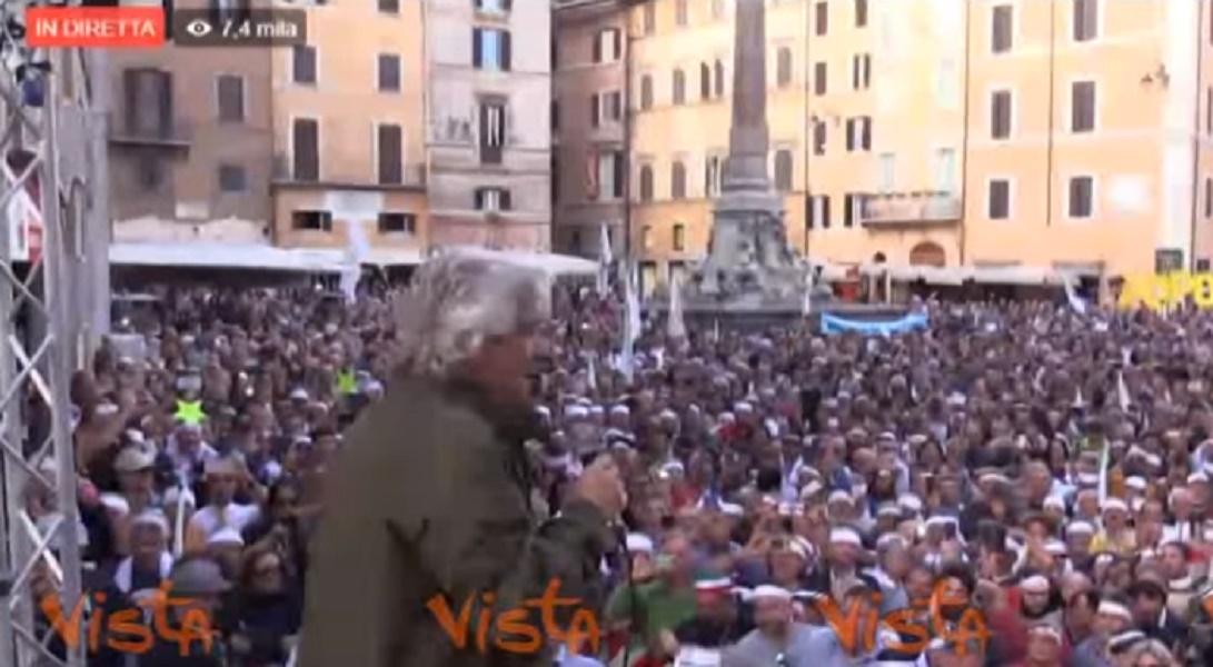 grillo-piazza-schermo-pietro-grasso