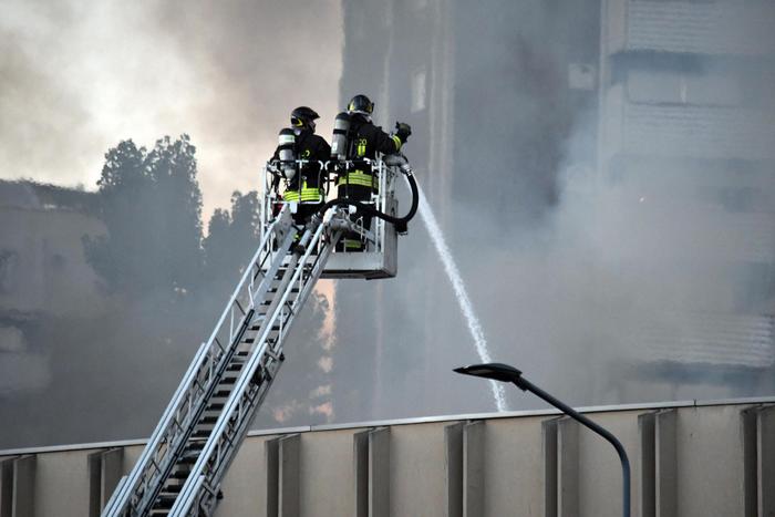 Cinisello Balsamo, incendio nel deposito rifiuti del gruppo Carluccio. Due mesi dopo Bruzzano...