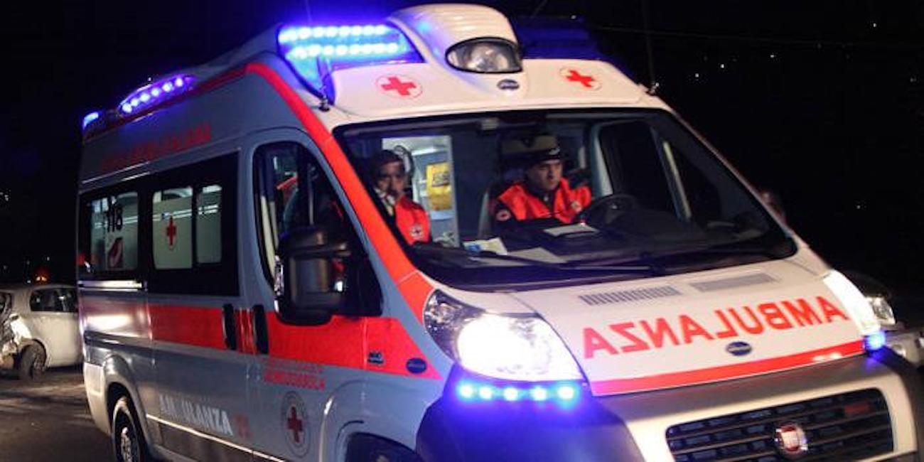 Incidente Padula, auto va fuori strada e si schianta: 5 ragazzi feriti