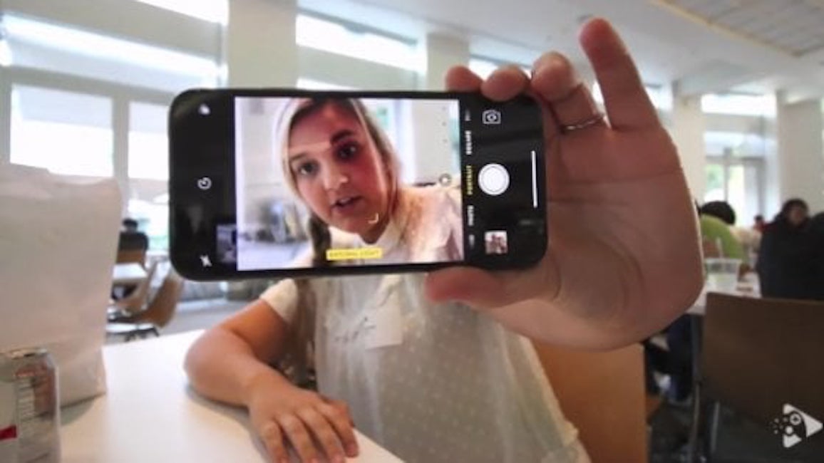 iPhone X, la figlia di un ingegnere Apple pubblica video su YouTube e fa licenziare il padre