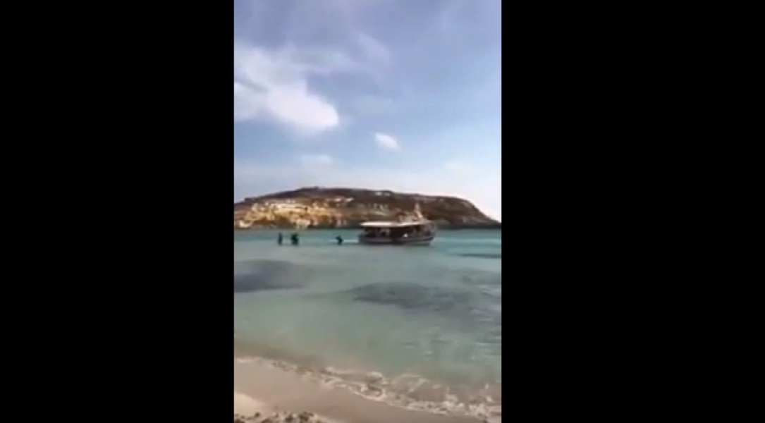 Lampedusa, 50 migranti sbarcano tra i bagnanti sulla spiaggia dei conigli