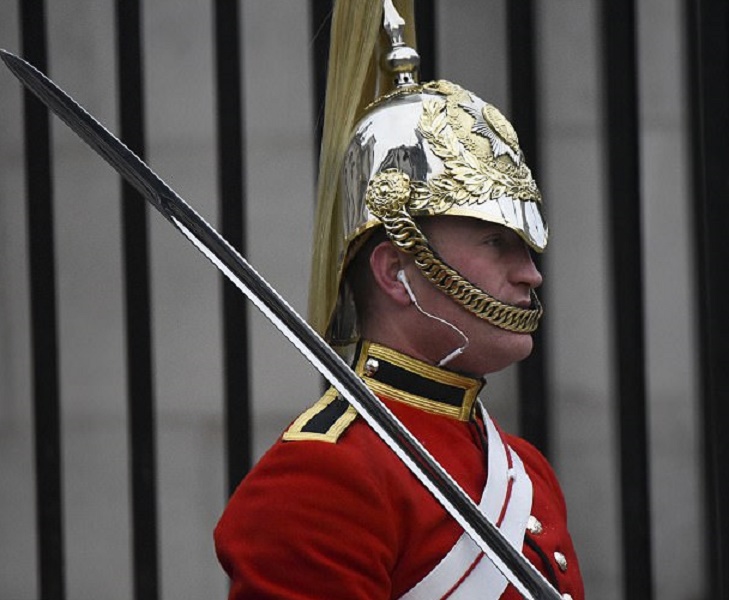 londra-soldato-cuffiette-servizio