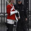 londra-soldato-cuffiette-servizio-foto
