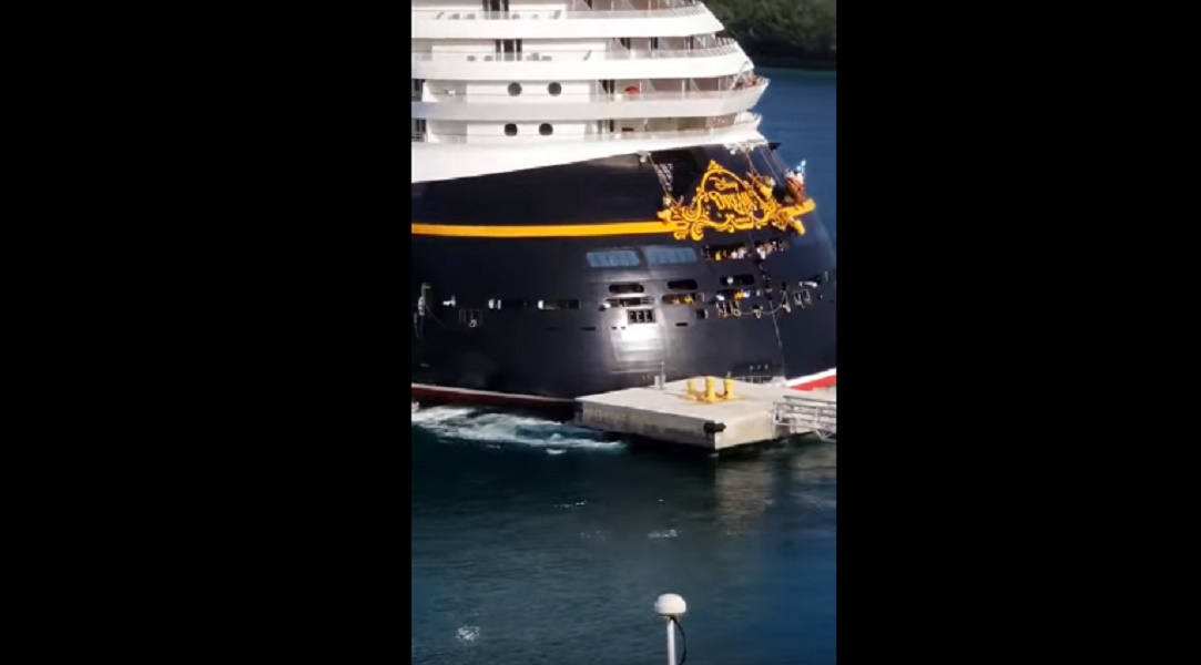 Chi ha ripreso la manovra sbagliata della nave, facendo riferimento al fatto che la nave faccia parte della flotta Disney, commenta scherzosamente