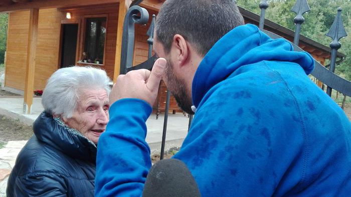 Terremoto, Nonna Peppina lascia in lacrime la casetta di legno abusiva01