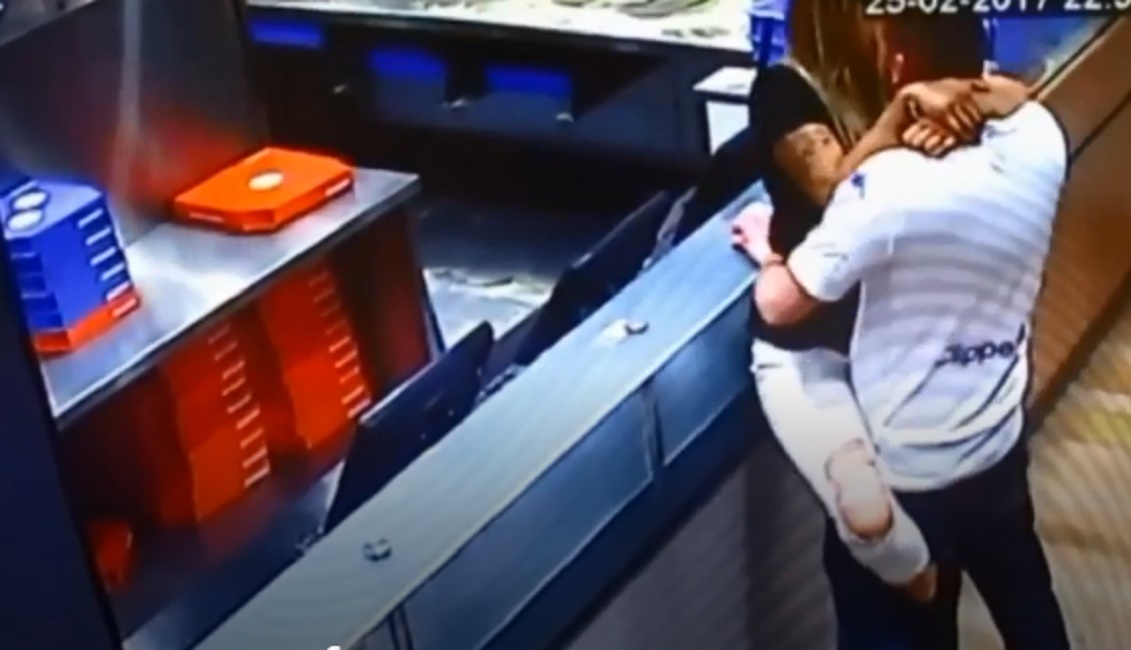 Rapporto in pizzeria davanti a tutti: condannati per atti osceni