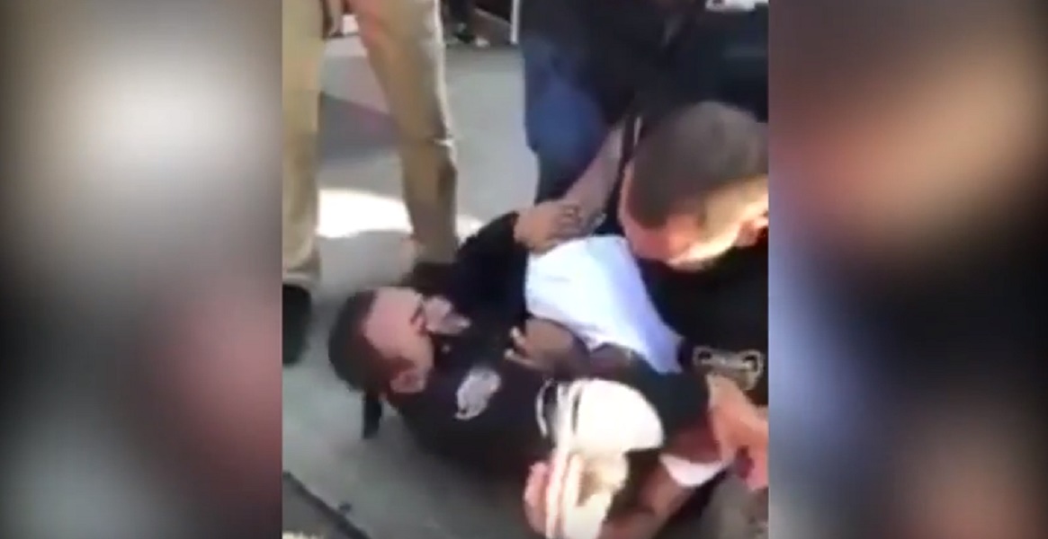 Poliziotto ferma giovane a New York: lo picchia in strada