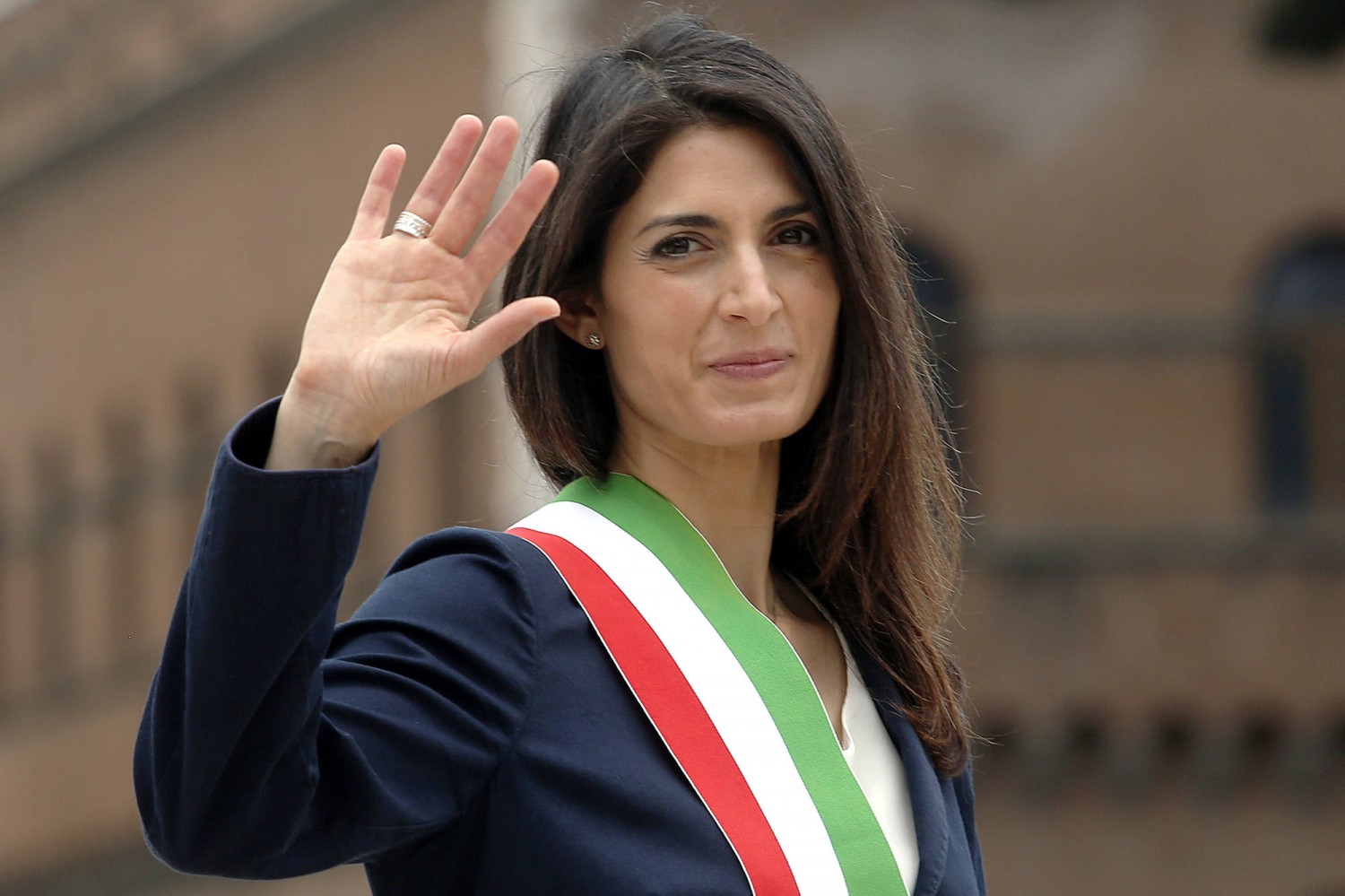 YOUTUBE Virginia Raggi al mercato rifiuta le coppiette di maiale: "Sono leggermente vegetariana"