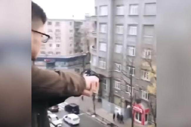 ragazzo-spara-finestra