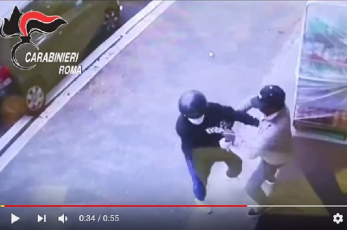 YOUTUBE Roma: a Centocelle rapina con la mannaia, immigrato ferma malvivente