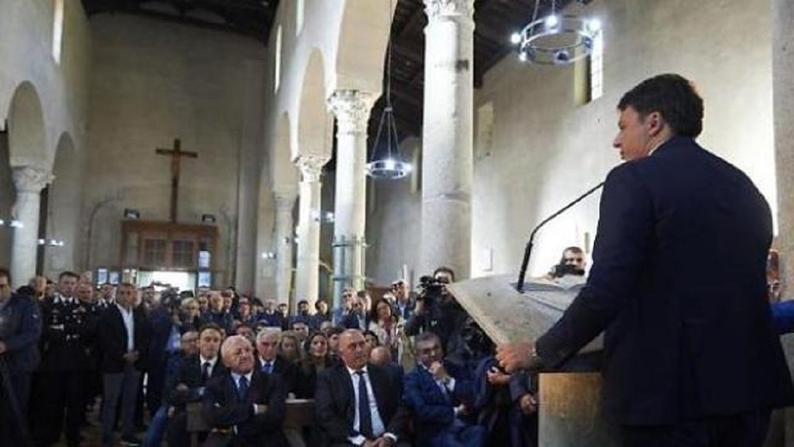 Matteo-Renzi-comizio-chiesa