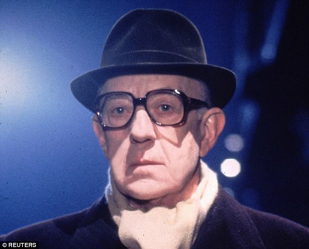 Spie, il capo dell'MI6: "007 timido di Le Carrè più credibile di James Bond"