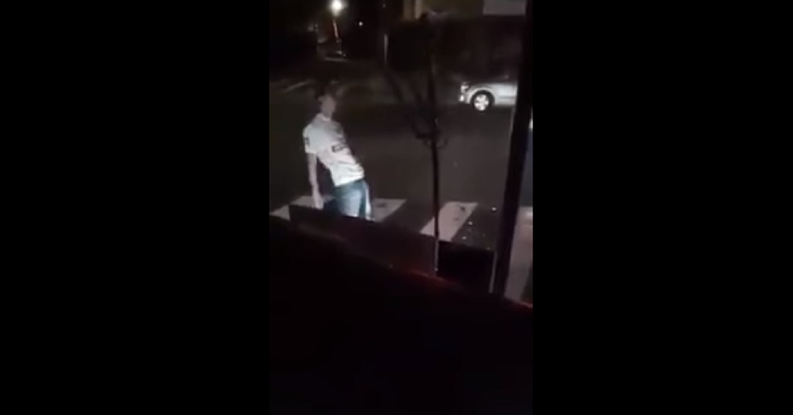 YOUTUBE Brasile, sotto effetto droga "spice" è uno zombie: ragazzo colpisce con la testa il vetro del bus