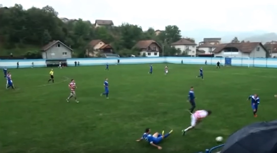 Colpito in campo con calcio fortissimo, calciatore perde testicolo