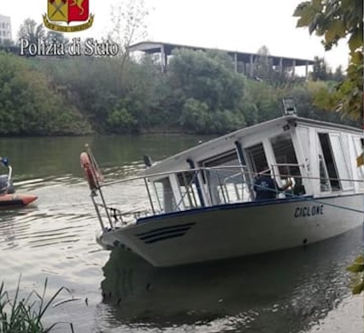 Roma, paura sul Tevere: battello turistico rischia di affondare, 70 a bordo