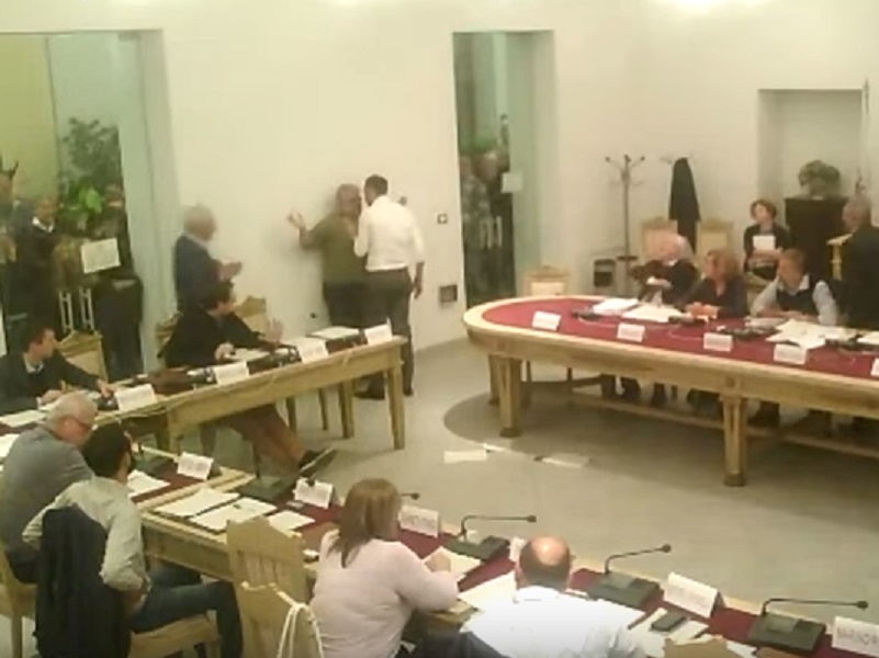 Tortona, consigliere Pd mette al muro collega M5s: "Democratici solo di nome"