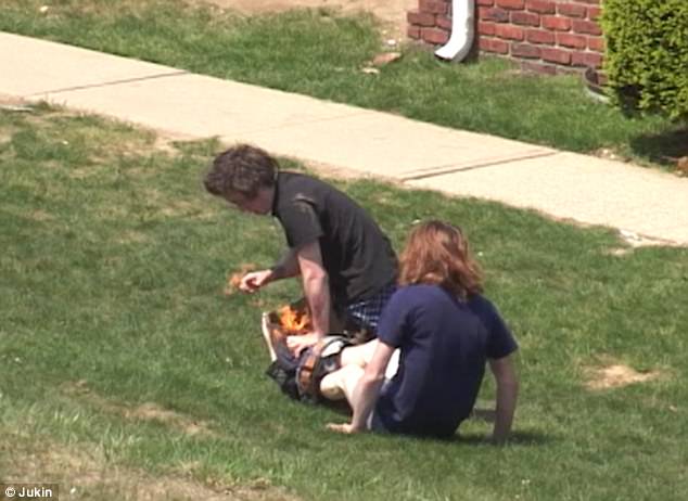 veesa_benzina_calzoni _amico