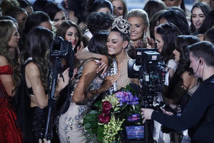 abbracci-miss-universo