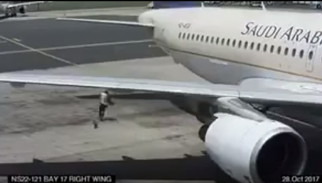 aereo-cammina-dietro-