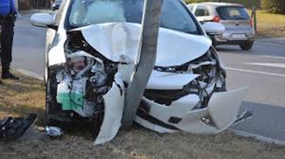 Incidente-Lodi-auto-contro-palo