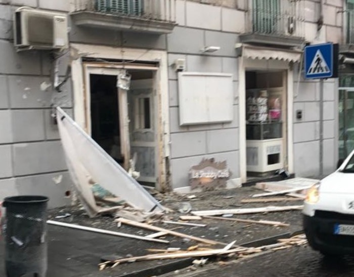 Napoli-esplosione-bar