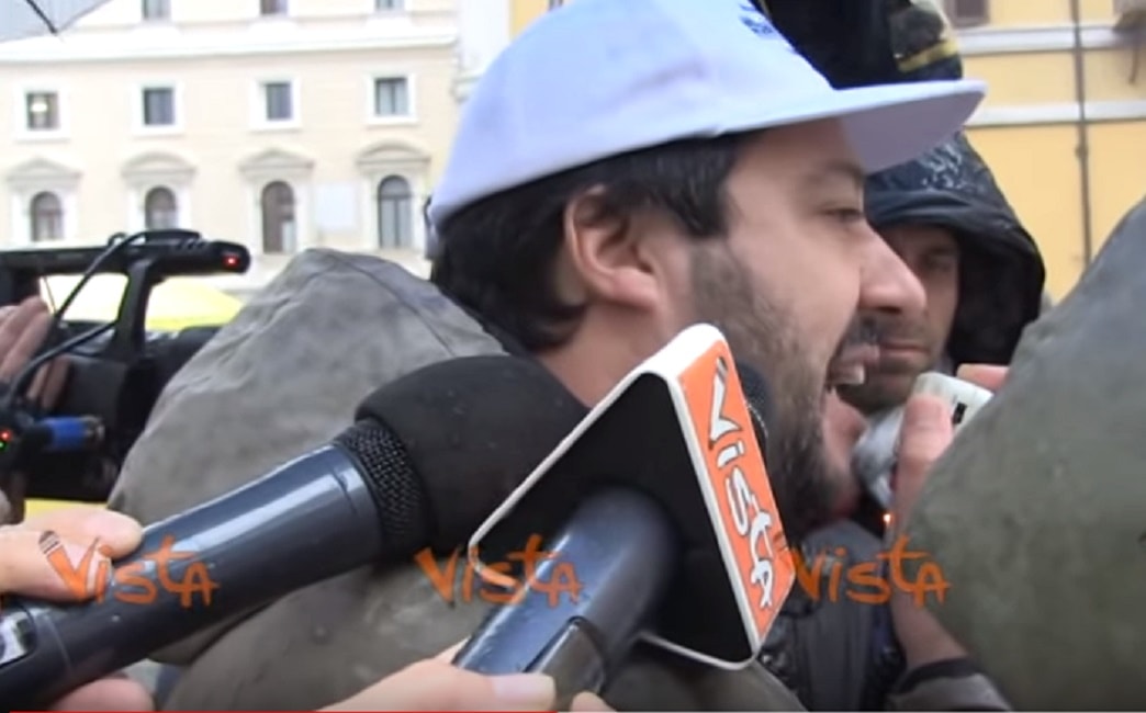 salvini-piazza-sigaretta-elettronica