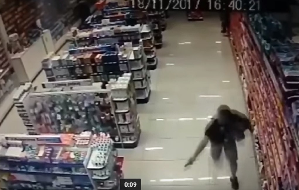 spara-ladri-figlio-in-mano