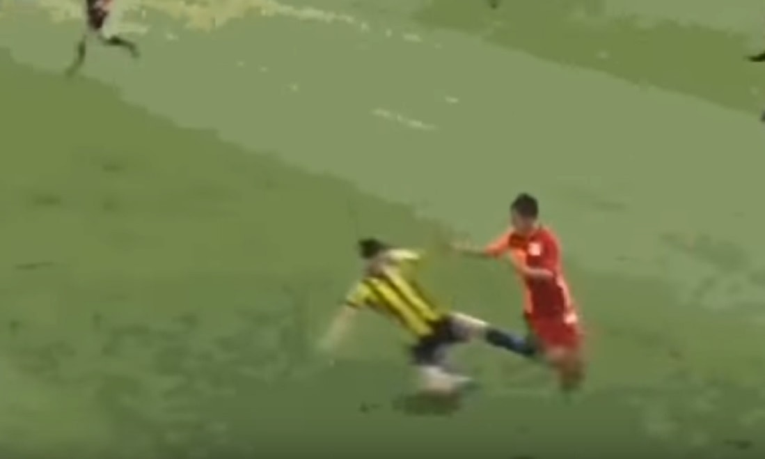 turchia-calcio-gamba-tesa