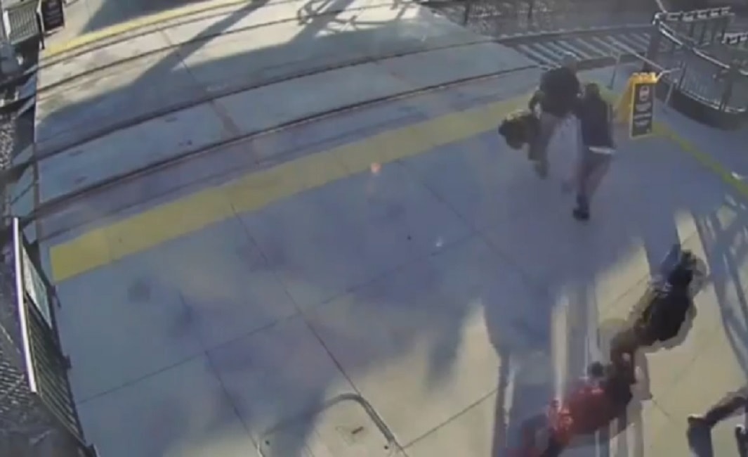 uomo-cieco-attraversa-binari