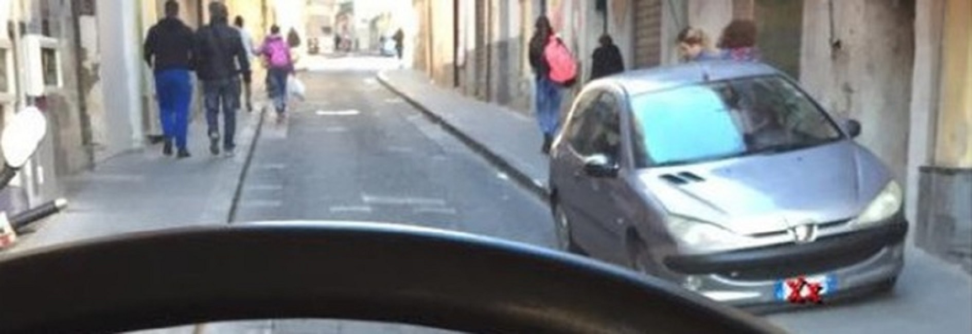 bus-auto-marciapiede