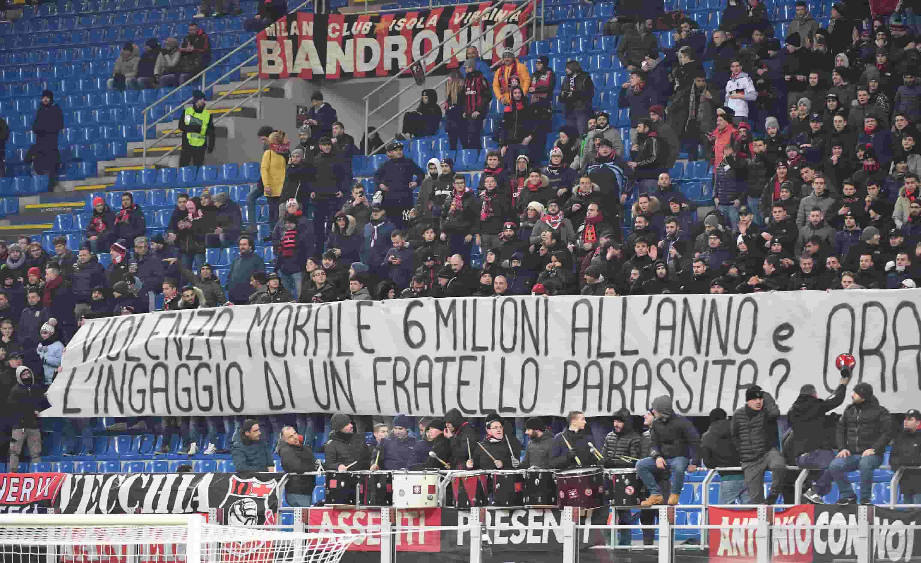 donnarumma-striscione-milan-verona