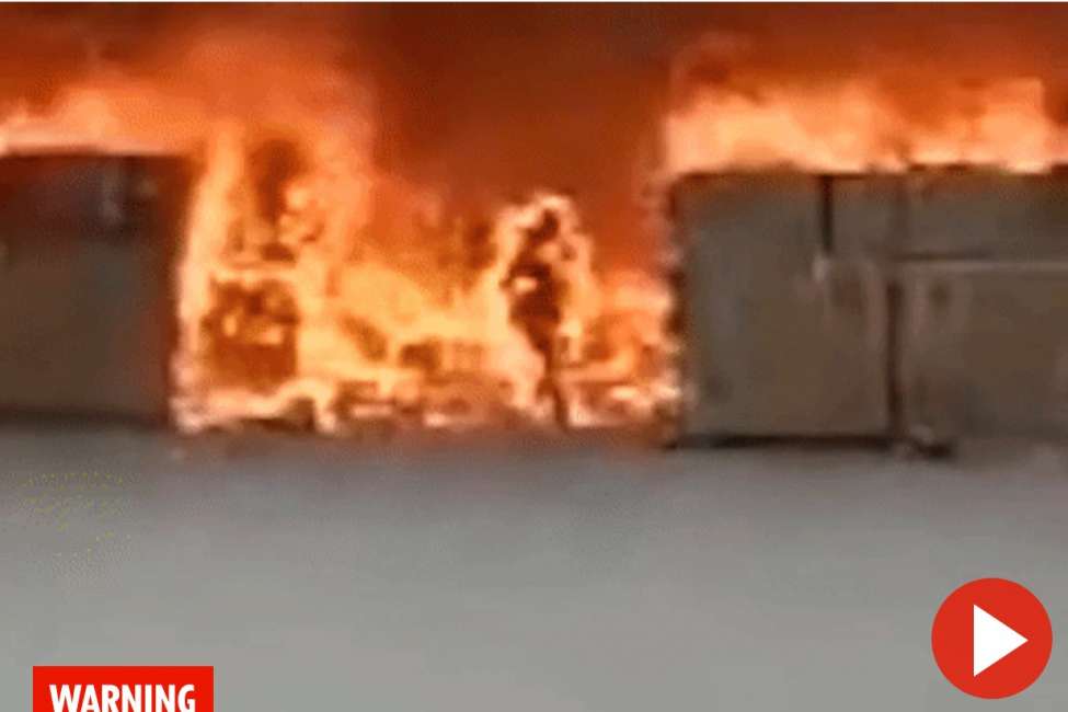 YOUTUBE Si scorda il cellulare, operaio corre nella fabbrica in fiamme: esce torcia umana