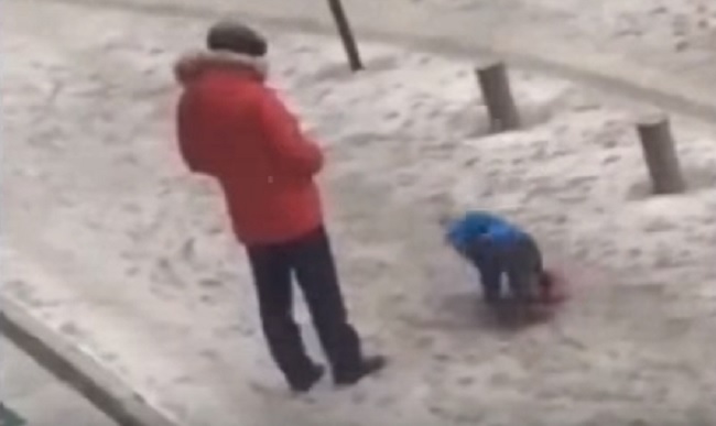 padre-figlio-calcio-neve