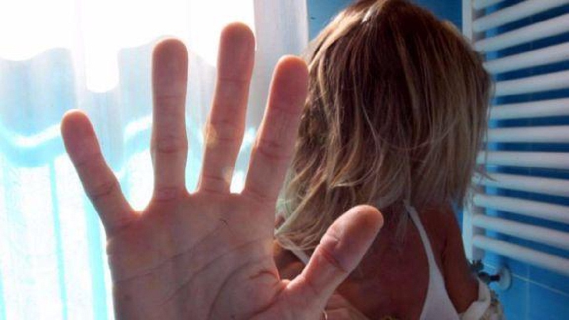 Firenze, pusher la costringe ad assumere cocaina e la violenta in strada: arrestato