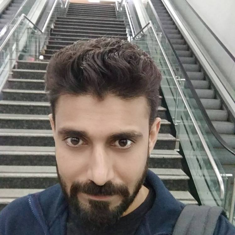 Entra nella stanza della risonanza magnetica e viene risucchiato dal macchinario