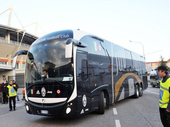Atalanta-Juventus, sassaiola contro pullman tifosi bianconeri