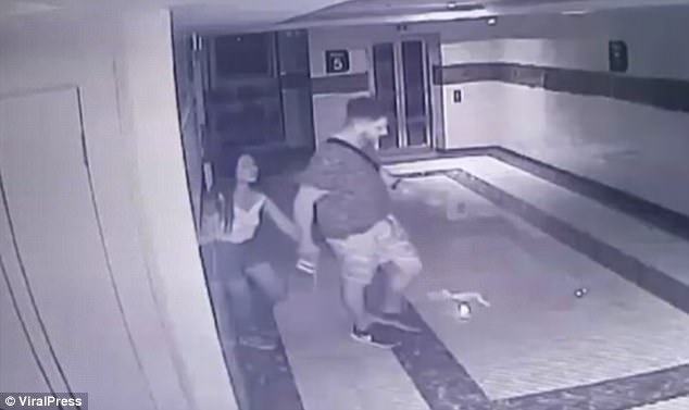 -prostituta-thailandia-militare-amno-per-mano