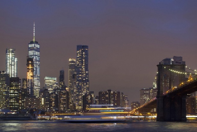 Entra in stanza e violenta la ragazza dell'amico. Ora si difende: "Si è addormentata con..."