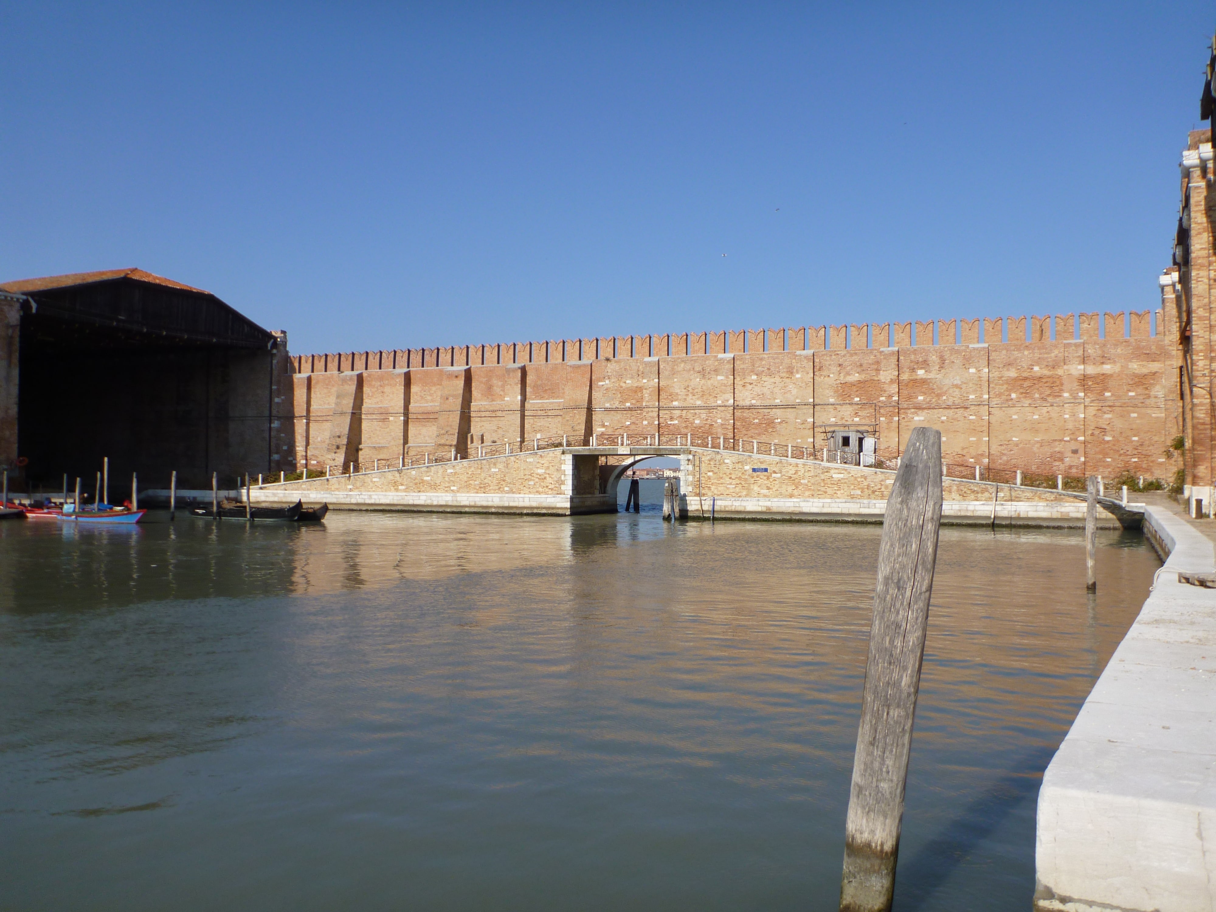 venezia senzatetto picchiato gettato canale