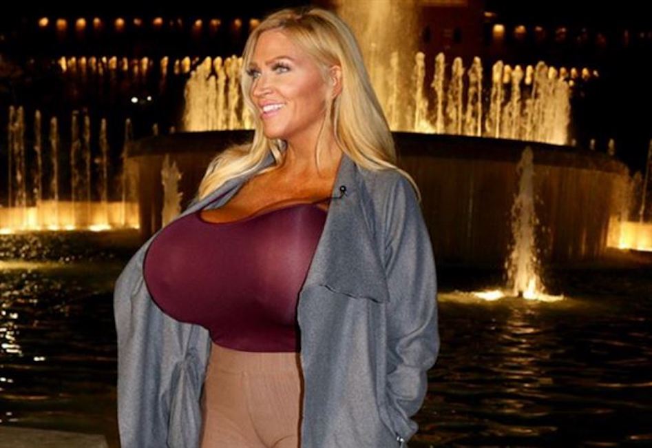 Allegra-Cole-seno-gigantesco