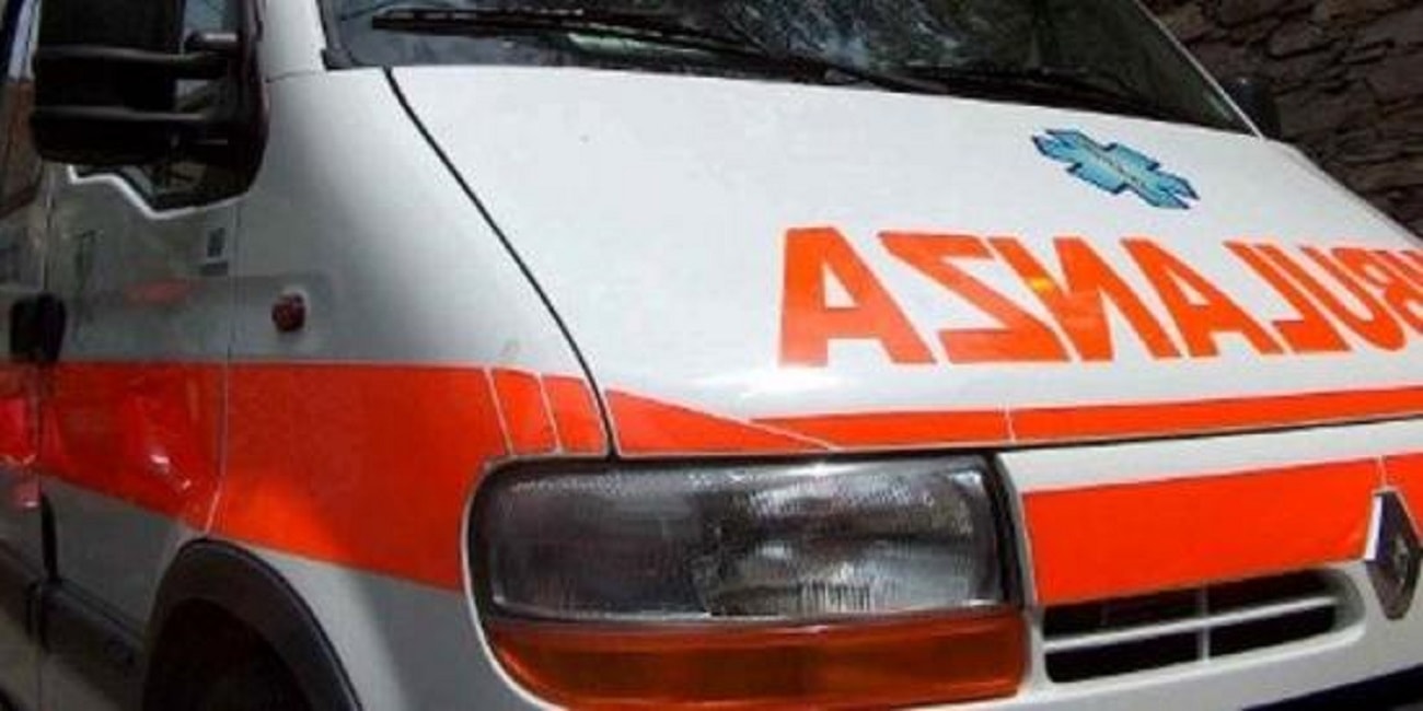 Ambulanza porta via corpo donna trucidata in casa da figlio